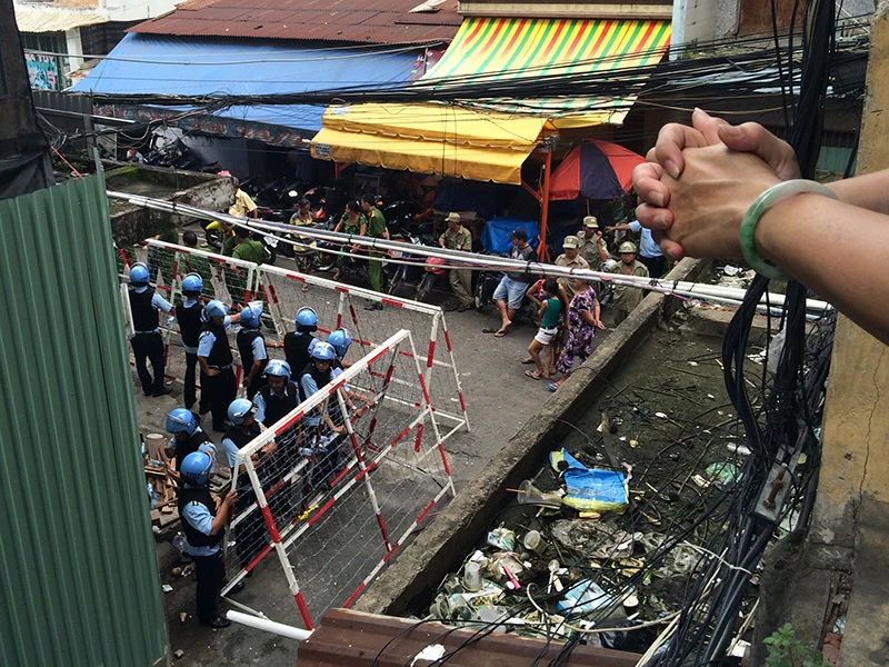 Chung cư Cô Giang là một trong những chung cư được xây dựng từ 50 năm trước, hiện đang xuống cấp trầm trọng 